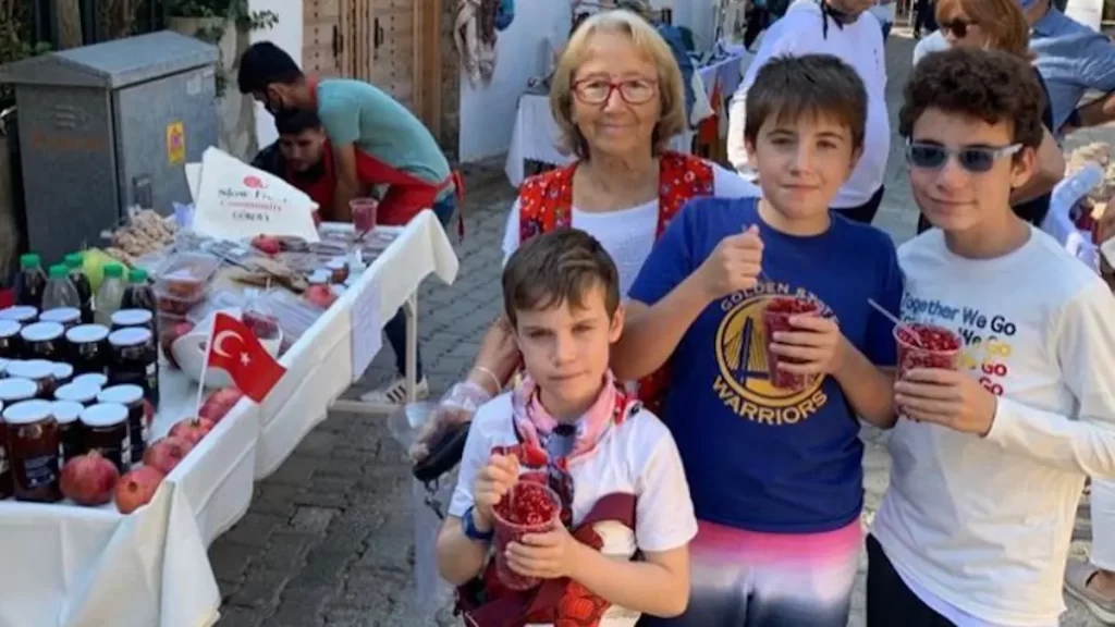 İyi ki varsın Cumhuriyet , İyi ki varsın Barış Manço , İyi ki varsın Lale Manço Ahıskalı. 